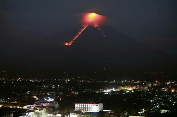 Miles de filipinos desalojados por posible erupción de volcán