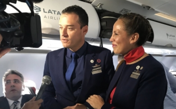 Papa Francisco oficia un matrimonio en vuelo entre Santiago e Iquique