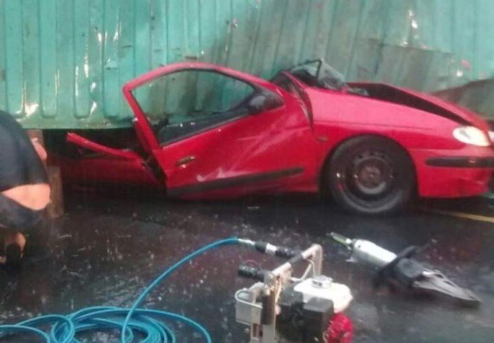 Caja de tráiler aplasta vehículo y mata a tres personas