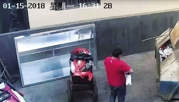 Hombre tira a su bebé a la basura