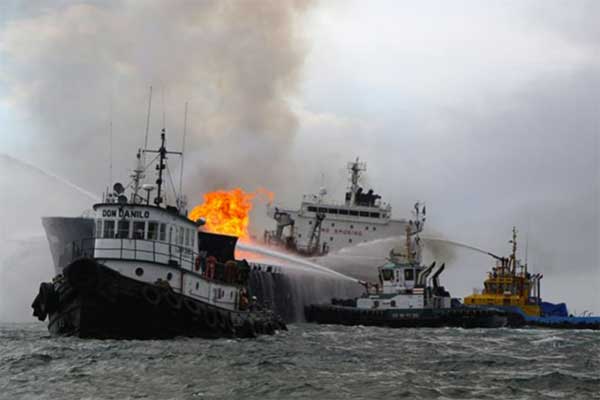 Equipos de rescate luchan contra incendio de barco iraní en costas chinas