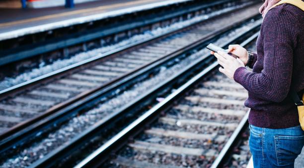 Muere niña atropellada por tren mientras miraba su teléfono