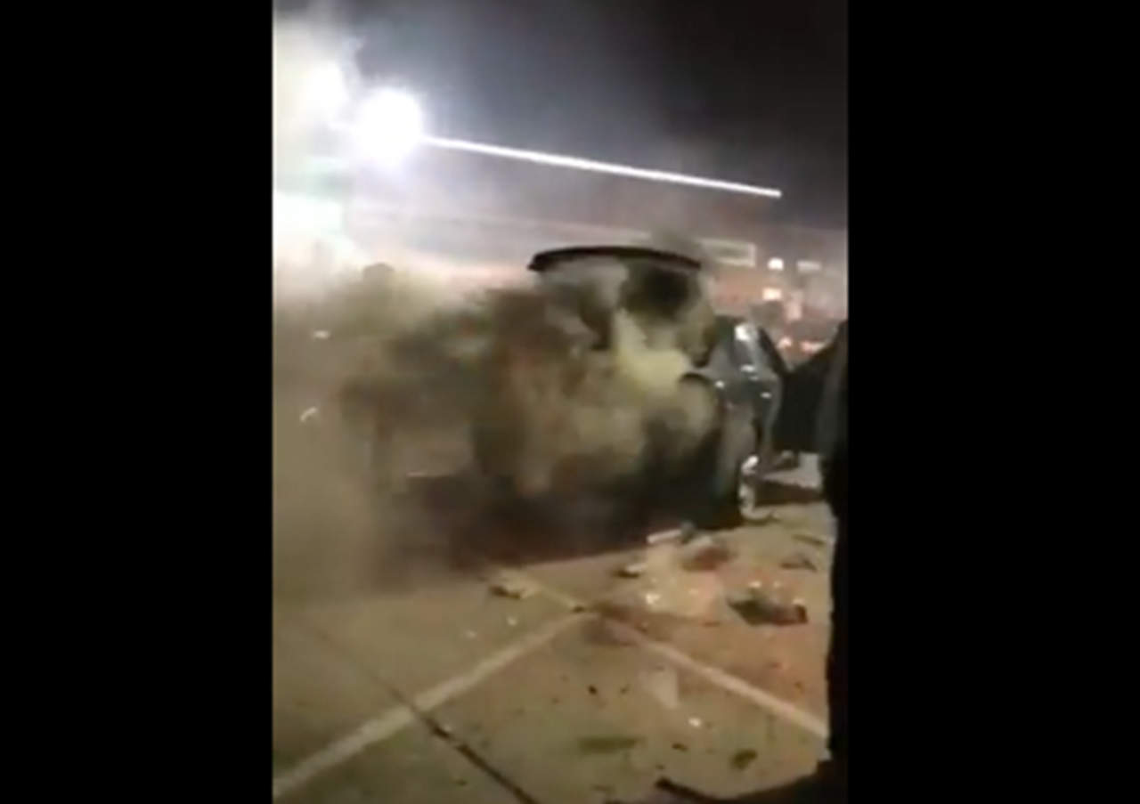 Cientos de fuegos artificiales explotan en cajuela de Charger deportivo