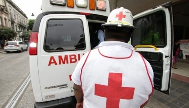 Atacan a balazos a paramédico de Cruz Roja