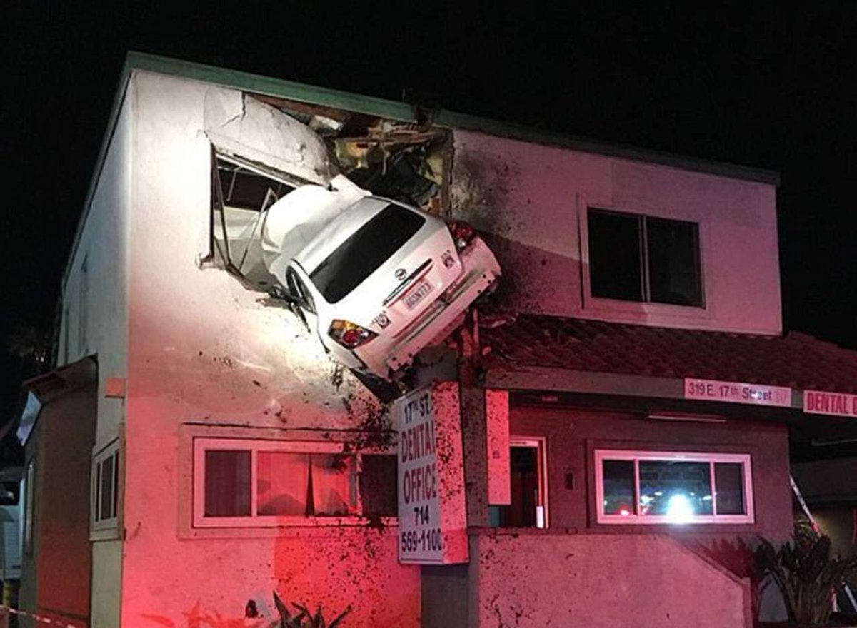 VIDEO: Difunden grabación del momento en que auto se impactó en segundo piso