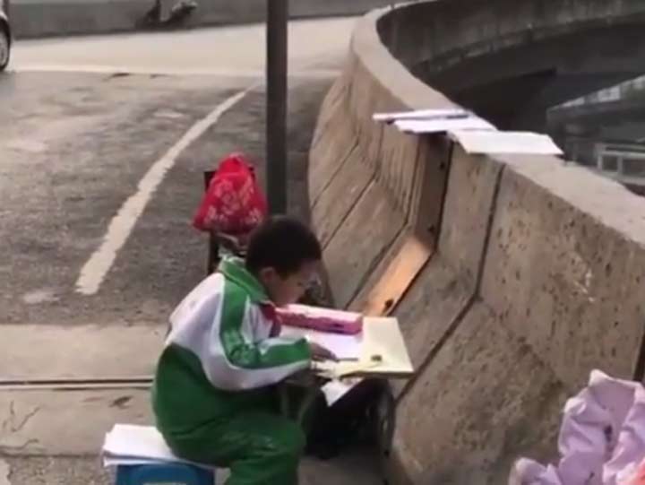 VIDEO: Niño debe hacer la tarea en la calle porque no hay luz en su casa