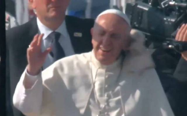 Golpean al Papa con un periódico en su visita a Chile