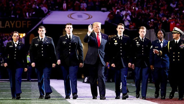 Abuchean a Trump en la final colegial