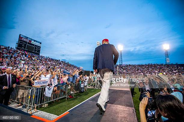 Protestan contra Trump en final del futbol colegial