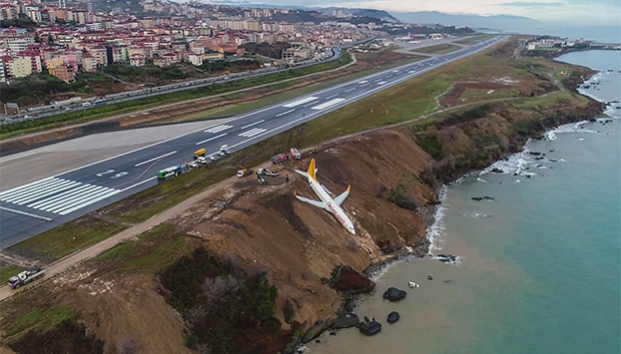 Un avión se sale de pista en Turquía y casi cae al agua