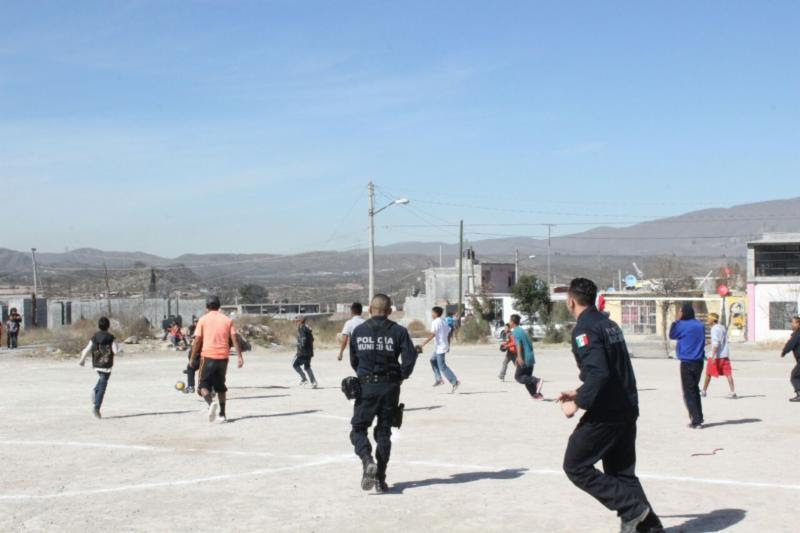 Conviven policías municipales <br>de Saltillo con niños y jóvenes