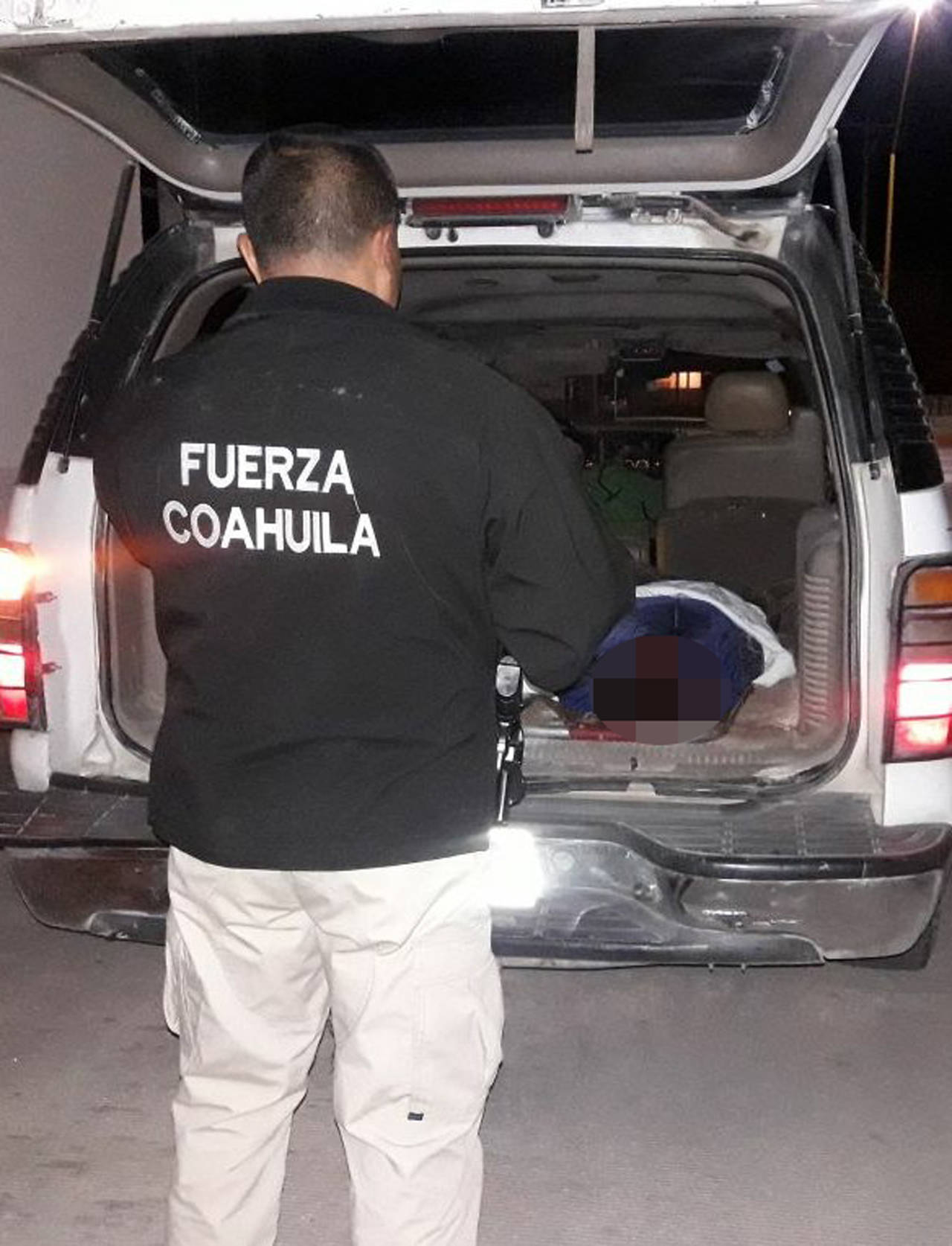 Hallan sin vida a joven en carretera de Viesca
