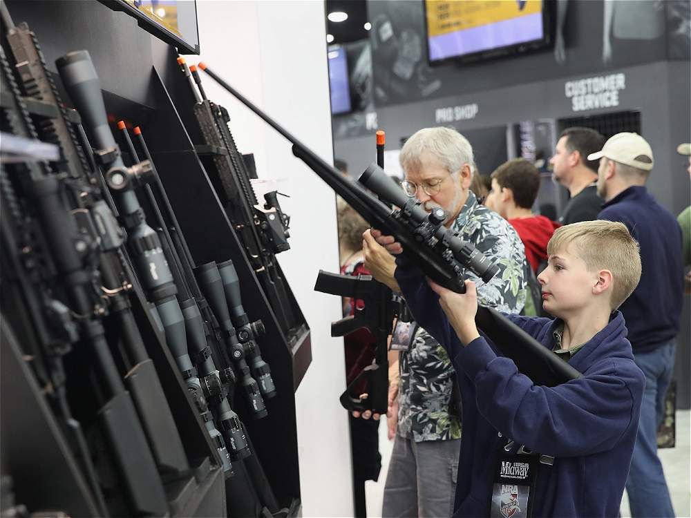Empresas en EUA cortan vínculos con la Asociación Nacional del Rifle