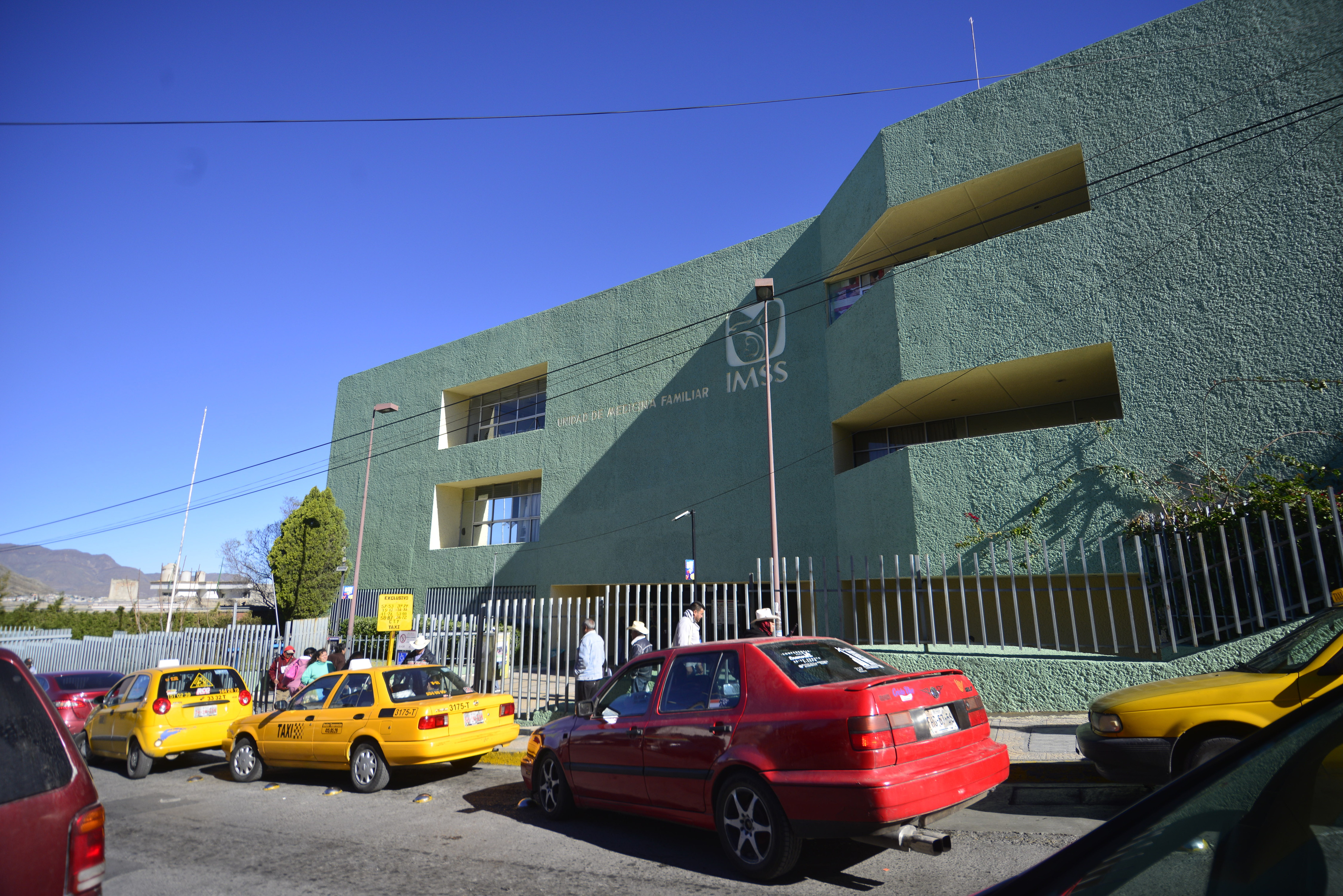 Encuentran a bebé muerto en baños de la clínica 73