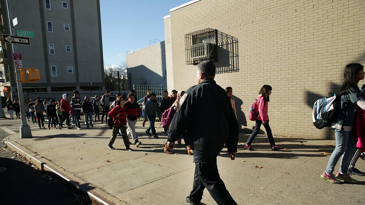 Policía arresta en Texas a tres estudiantes por llevar armas a escuela