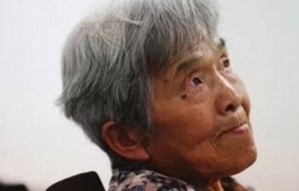 Mujer china de 81 años de edad se gradúa en comercio electrónico