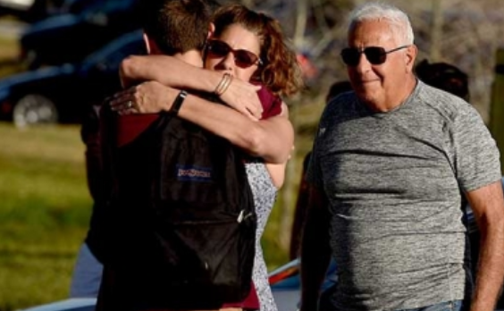 Con dolor y coraje familias preparan exequias de víctimas en Florida