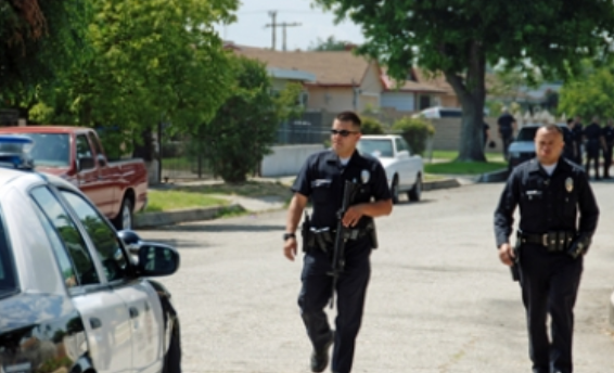 Arrestan a estudiantes por amenazar con tirotear escuelas en Los Angeles