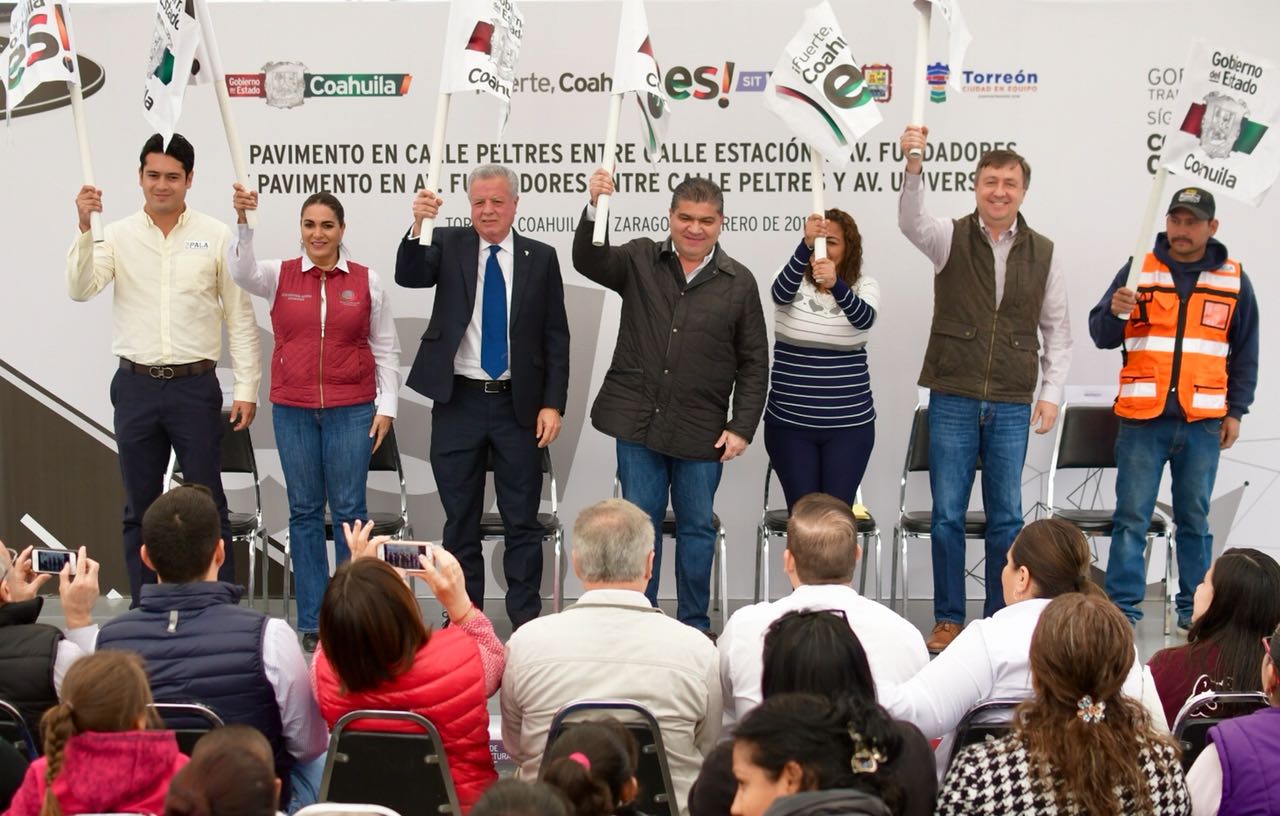 Arranca Riquelme pavimentación en <br>Torreón; ciudadanos agradecen obras