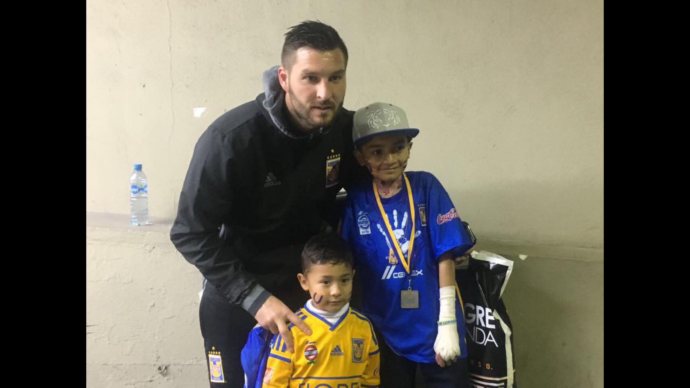 Convive niño saltillense <br>con Gignac en el “volcán”