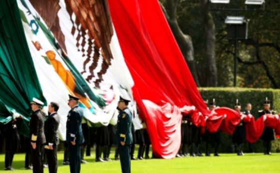 Peña Nieto comparte imagen para conmemorar Día de la Bandera