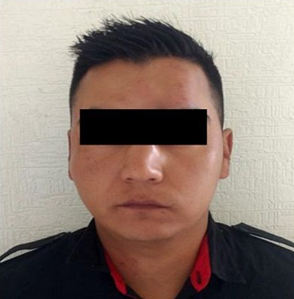 Policías rescatan a hombre de linchamiento