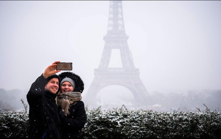 Torre Eiffel cierra por nevada en París