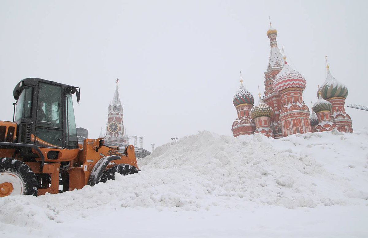 ‘Nevada del siglo’ sepulta a Moscú y afecta a miles