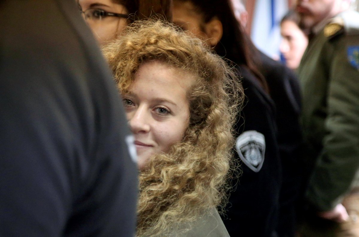 Inicia juicio de adolescente palestina que golpeó a soldados