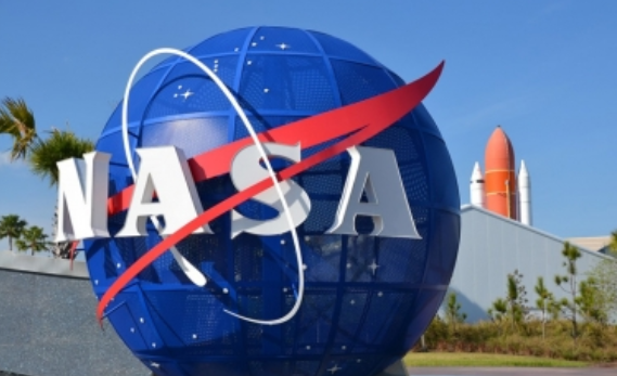 NASA muestra imagen galáctica de figura de pingüino y un huevo