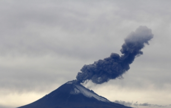 Popocatépetl emite exhalación de 1.5 kilómetros de altura