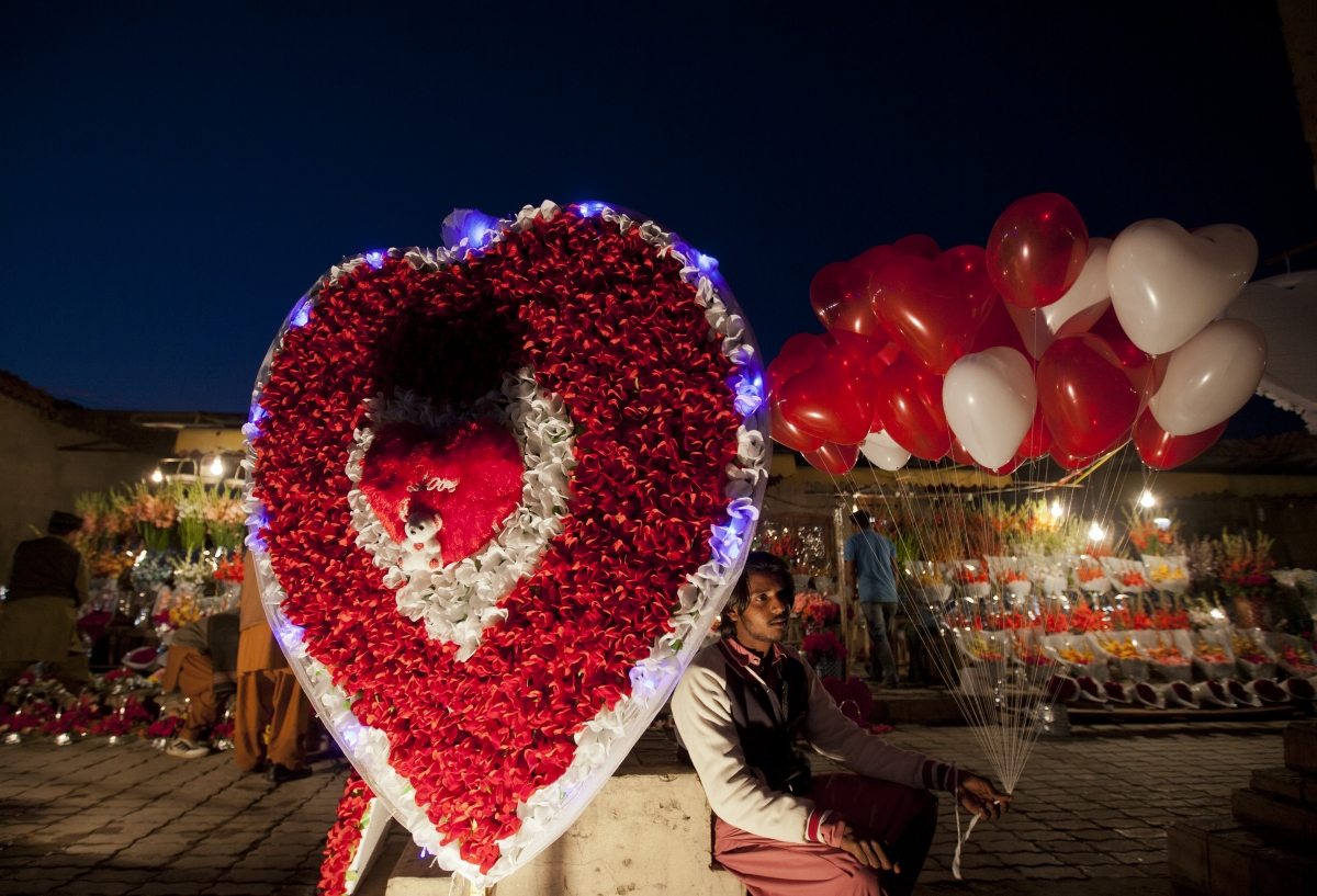 Mexicanos celebran San Valentín con chocolates, serenatas y anillos