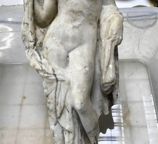 Desentierran impresionante estatua de Afrodita en trabajos del metro en Grecia