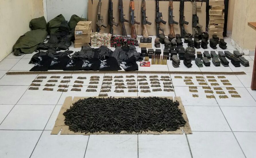 Aseguran armamento semienterrado en brecha de Piedras Negras