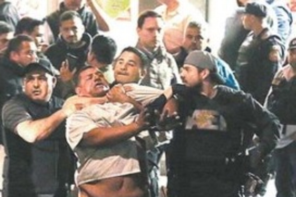 Se atrinchera asaltante y toma rehenes en tienda de conveniencia en Monterrey