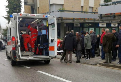 Sujeto balea a extranjeros en Italia