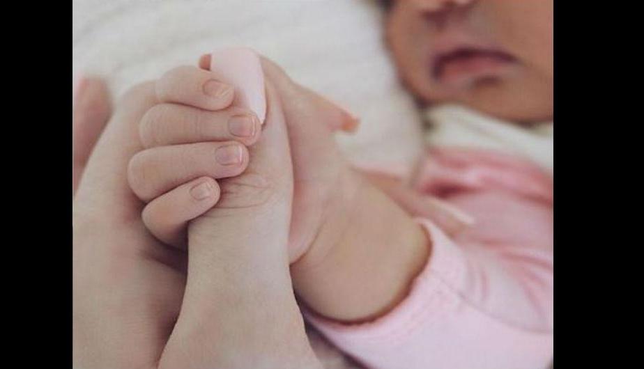 Kylie Jenner presenta a su hija en Instagram