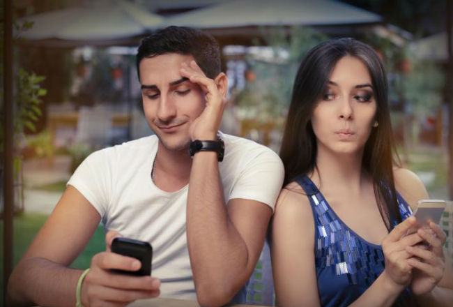 Uno de cada tres espía actividad ‘online’ de su pareja