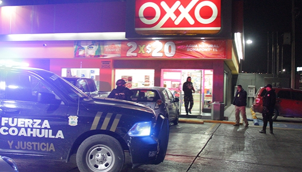 Pareja asalta gasolinera en Saltillo