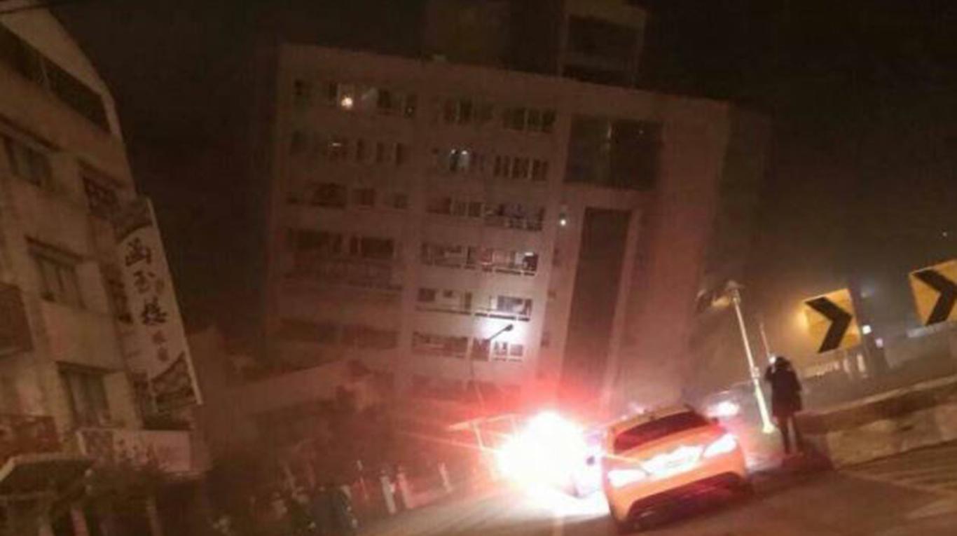 Colapsa hotel y cientos de edificios dañados por sismo en Taiwán