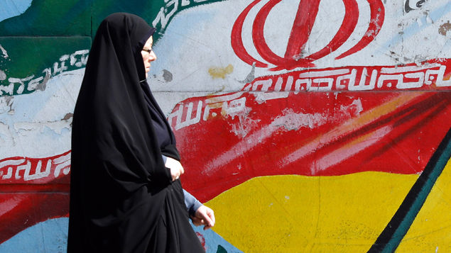 Casi 30 mujeres detenidas en Irán por quitarse el velo