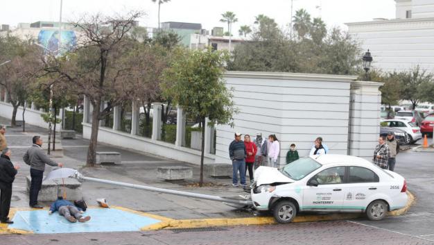 Muere joven tras caerle luminaria en Monterrey