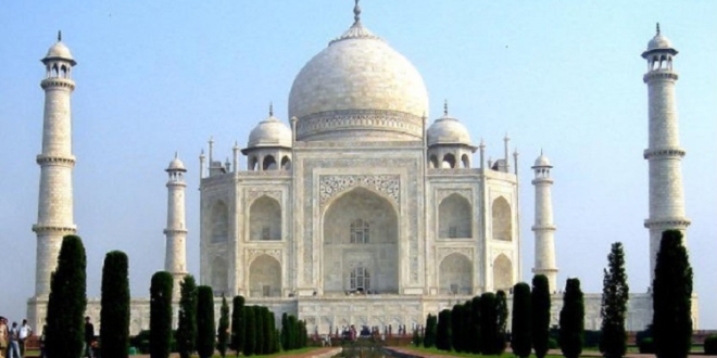 Por la contaminación cambia de color Taj Mahal
