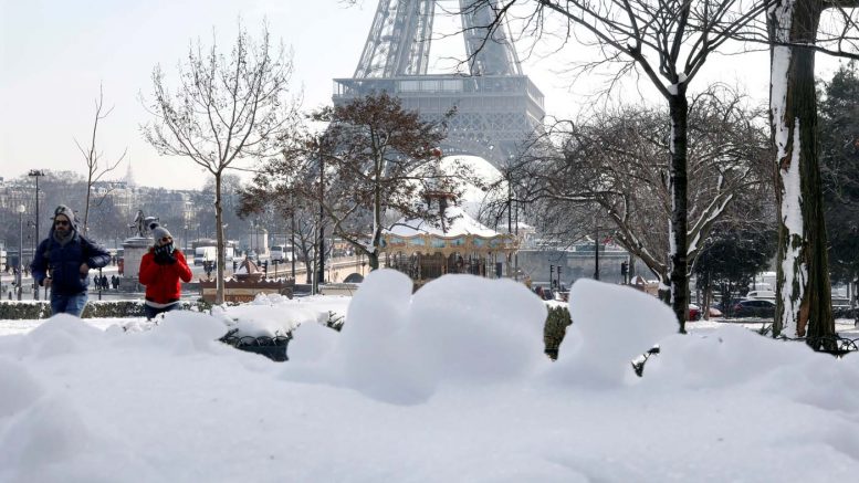 Torre Eiffel, cerrada dos días más por la nieve y el hielo