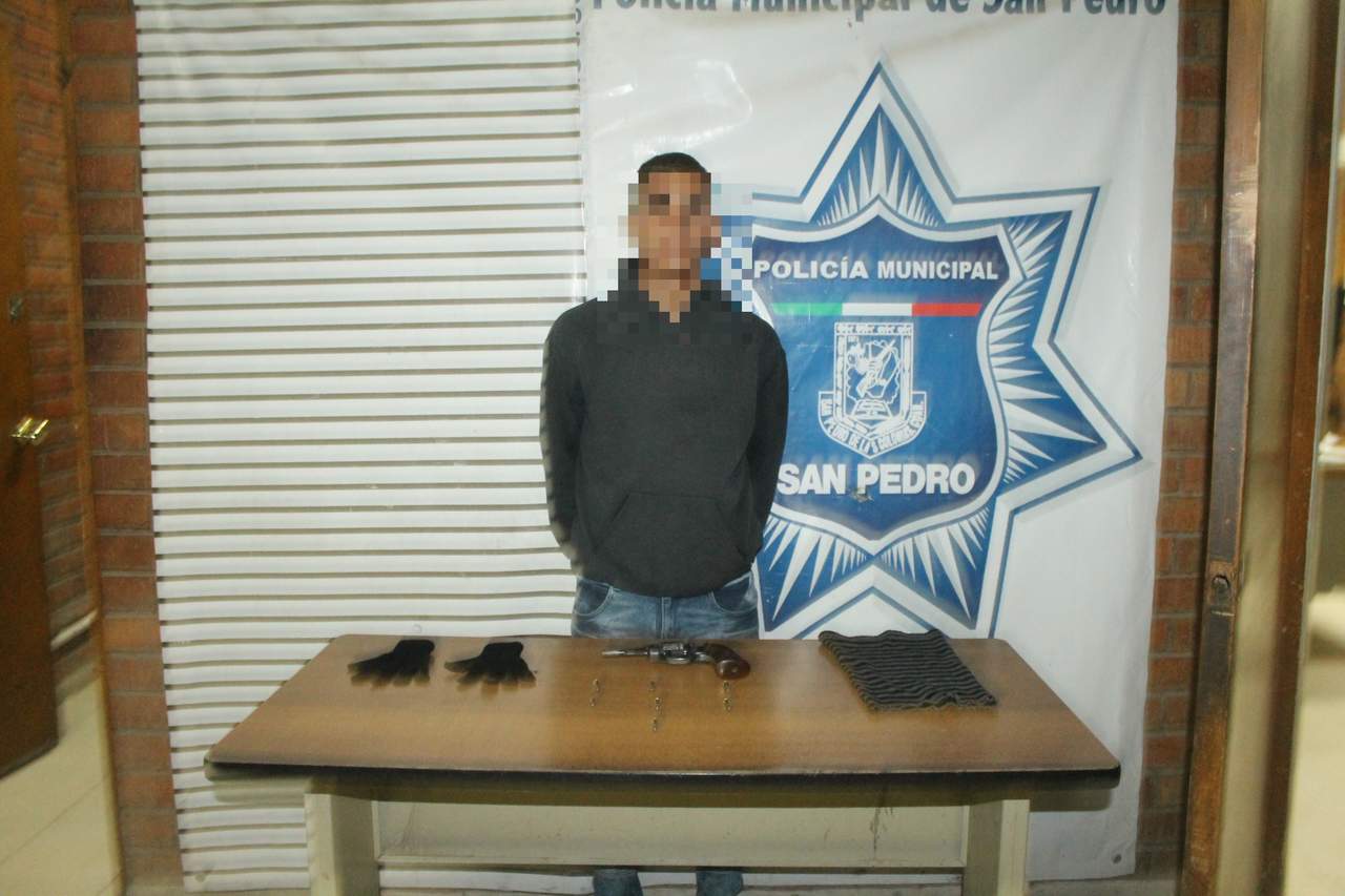 Detienen a hombre con un revólver en San Pedro