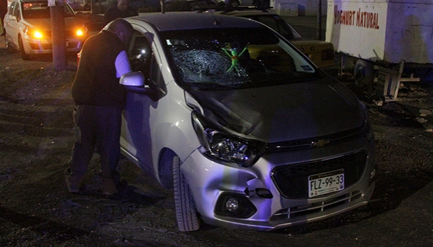 Jovencita se tira de puente y cae sobre un automóvil en Saltillo