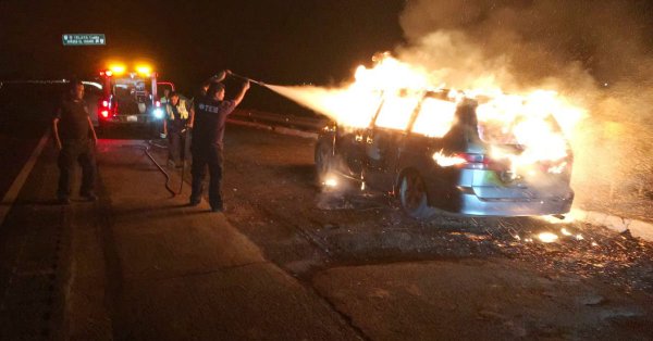 Queman una camioneta con personas adentro en la Celaya-Querétaro