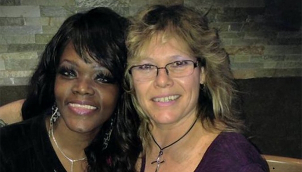 Confunde dueña de bar a clienta con Rihanna