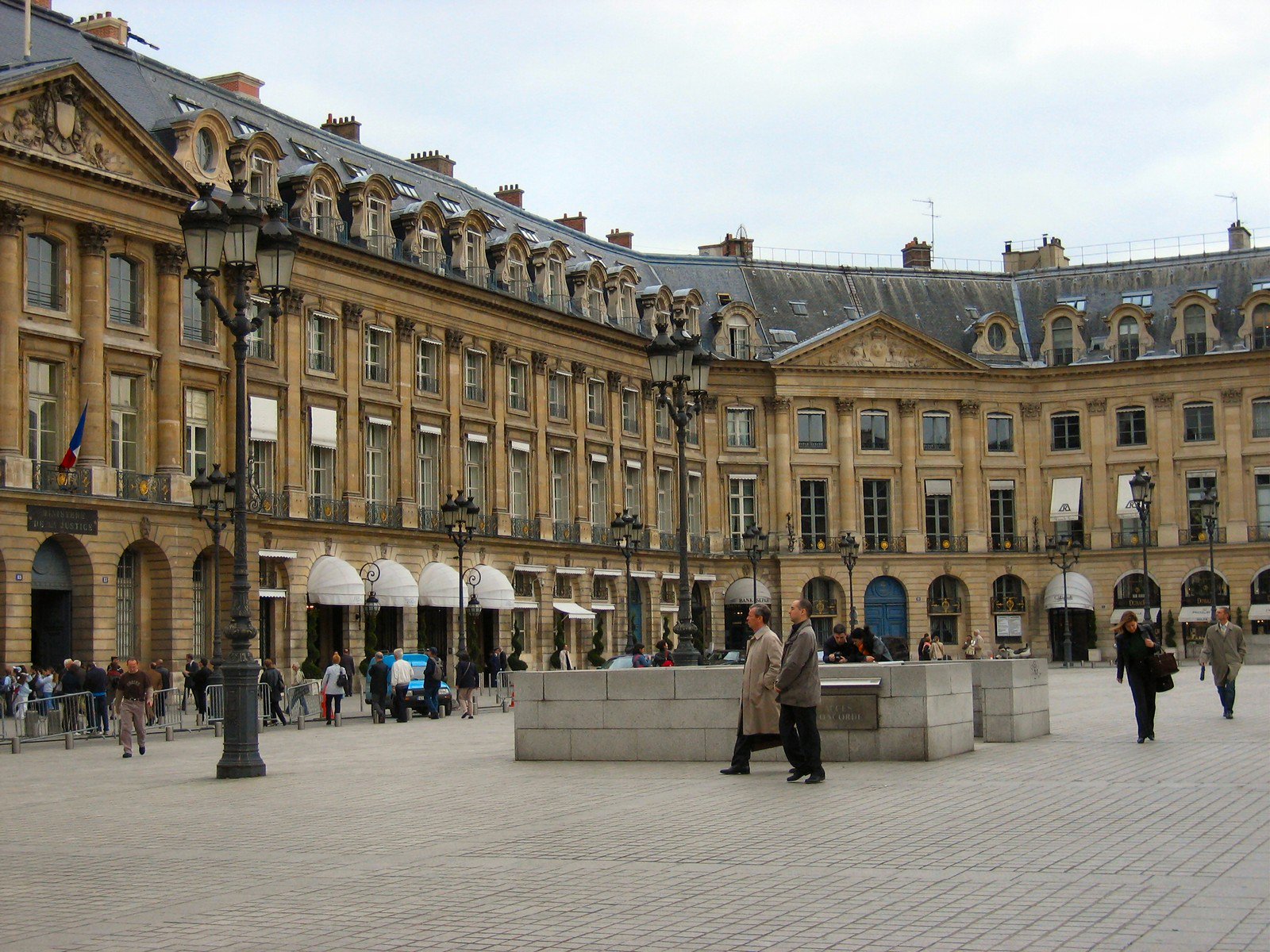 El famoso hotel Ritz en Francia subastará muebles de lujo
