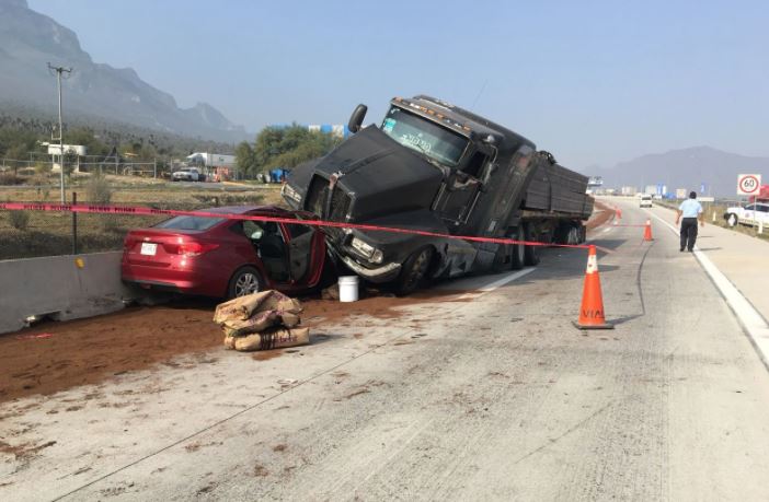 Trailer embiste a varios vehículos en la autopista Monterrey-Saltillo